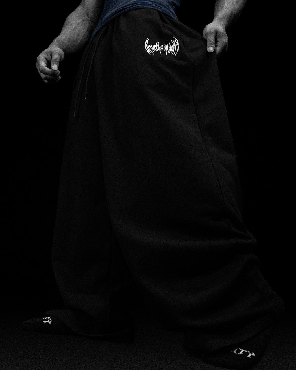 Essential Embroidery 937  Banana shape sweatpants [VOID BLACK]