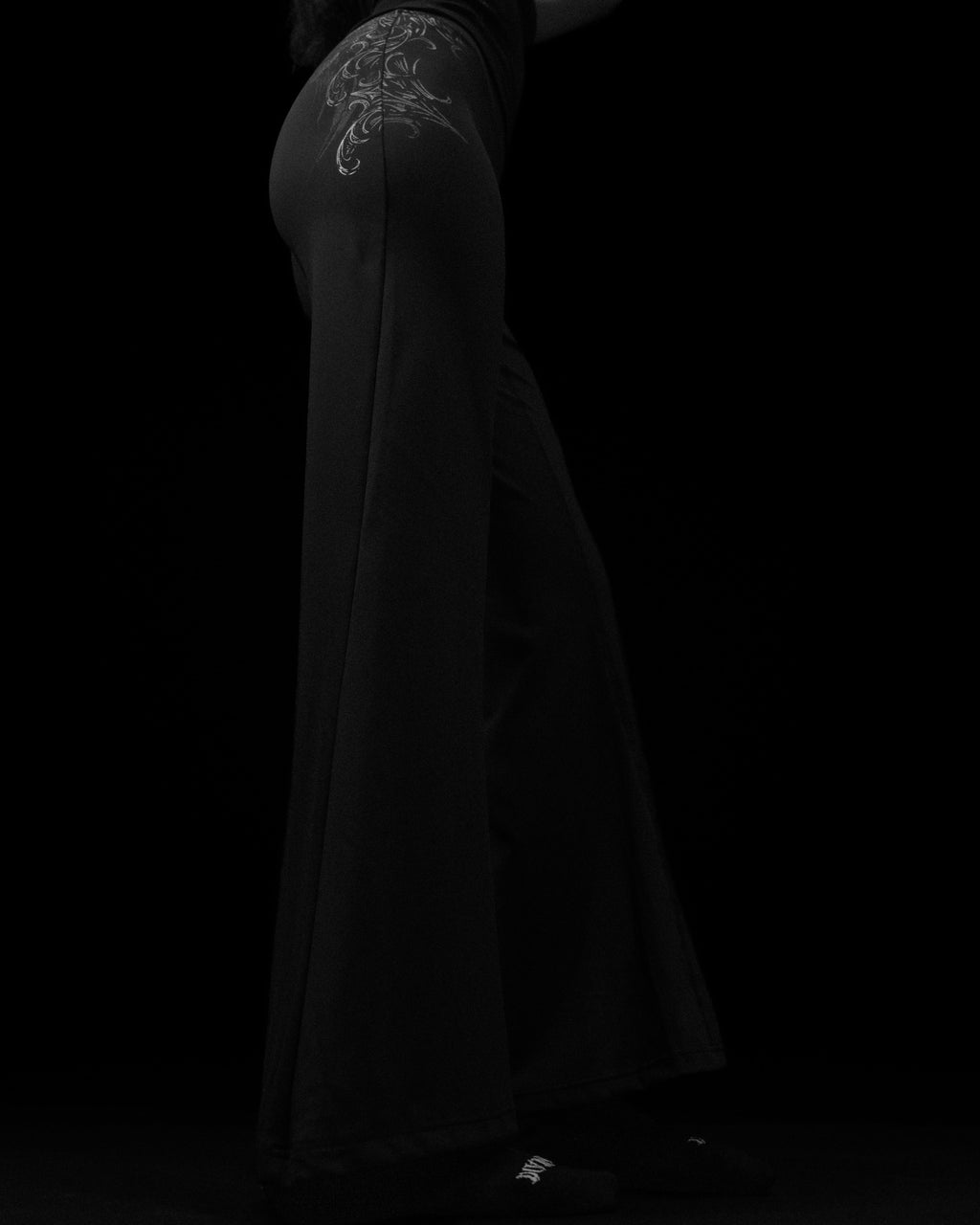 Women's Celestia Void Tech™ Flared Leggings [DARKNESS]